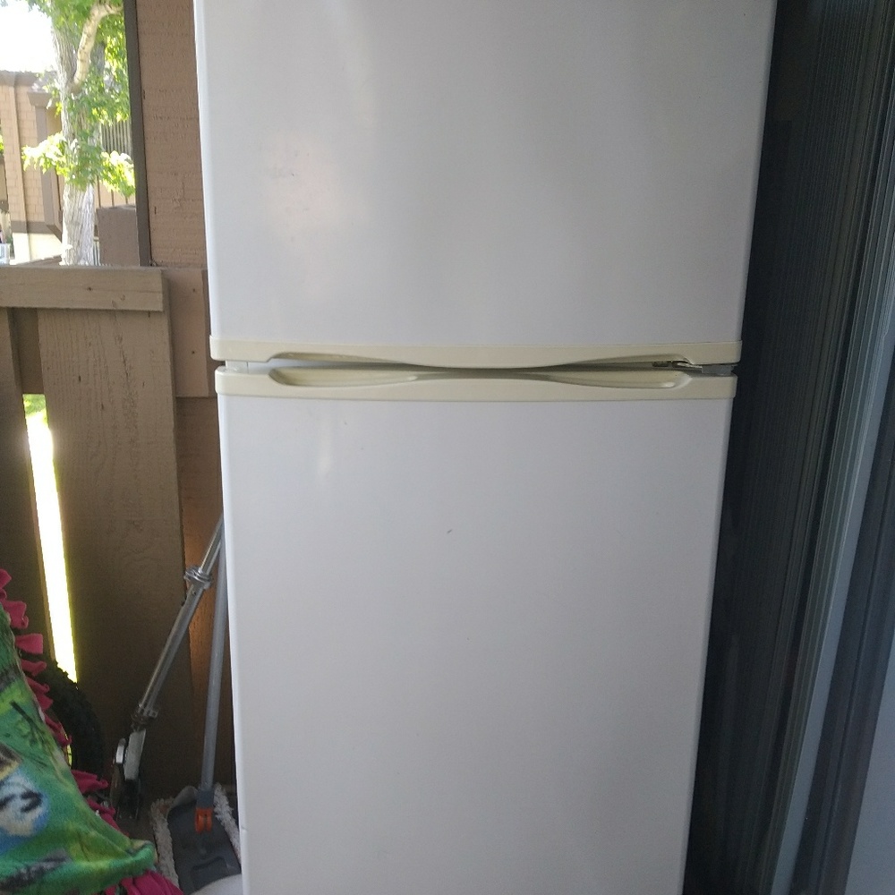 Refrigerator - Picture 4 of 4